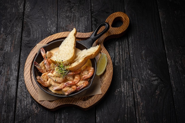 deliciosos frutos do mar grelhados no restaurante. Em um fundo escuro