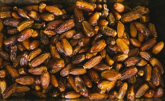 Deliciosos frutos secos para el desayuno Estantes con frutos secos en el supermercado