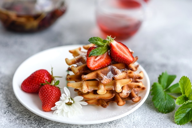 Deliciosos gofres belgas recién horneados con frutas y bayas