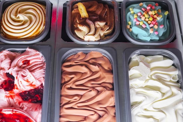 Deliciosos helados de diferentes sabores y colores en una confitería