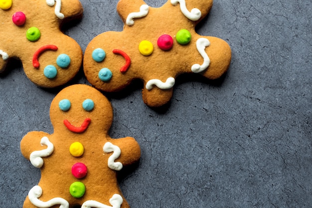 Deliciosos hombres de pan de jengibre de Navidad