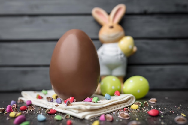 Deliciosos huevos y dulces de conejito de chocolate de Pascua