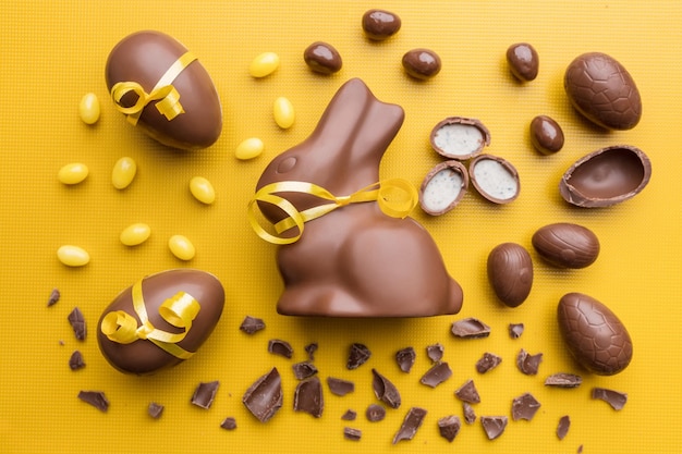 Foto deliciosos huevos y dulces de conejito de chocolate de pascua