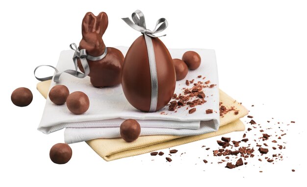 Foto deliciosos huevos de pascua de chocolate y conejo