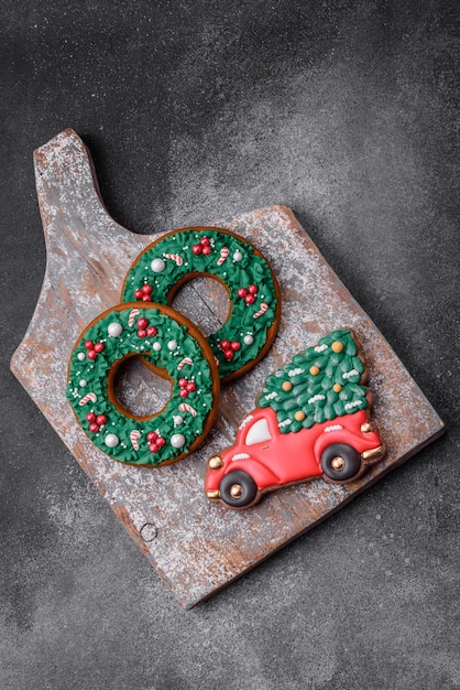 Deliciosos lindos biscoitos de gengibre de Natal em um fundo de concreto texturizado