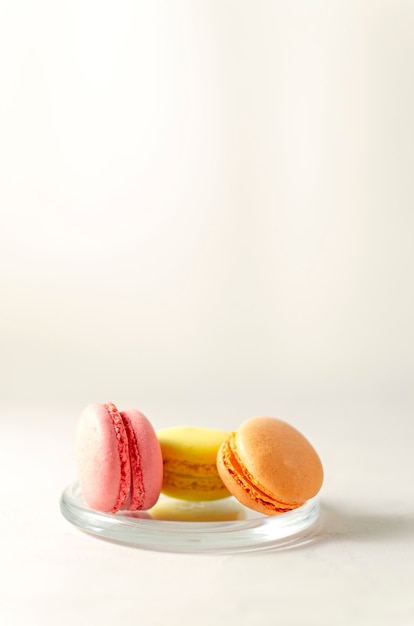 Foto deliciosos macarons em uma travessa