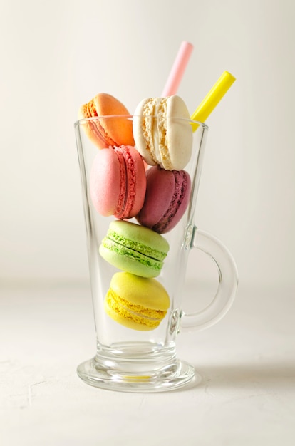 Deliciosos macarons em uma travessa