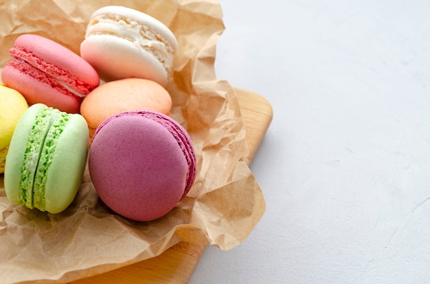 Deliciosos macarons em uma travessa