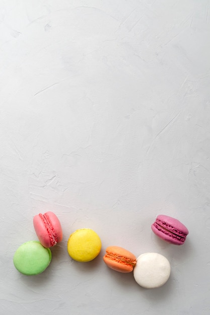 Foto deliciosos macarons em uma travessa