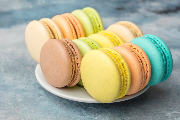 Deliciosos macarons de galletas de colores en el plato