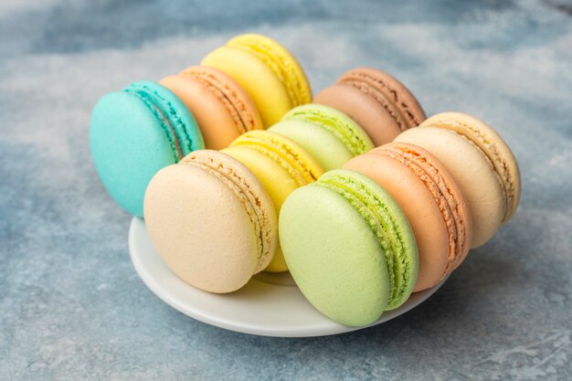 Deliciosos macarons de galletas de colores en el plato