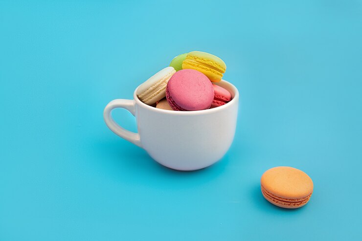 Foto deliciosos macaroons coloridos em um fundo azul