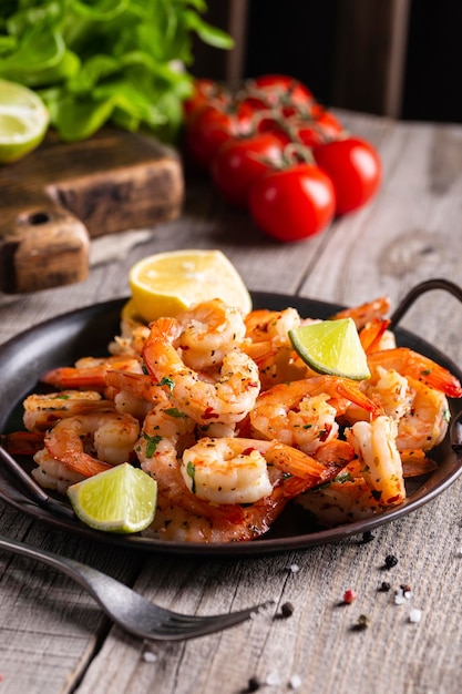 Deliciosos mariscos, camarones a la plancha con limón.