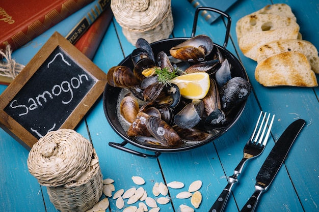 Deliciosos mariscos a la parrilla en el restaurante. sobre un fondo oscuro