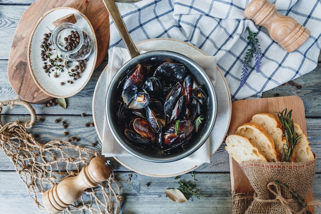 Deliciosos mejillones de marisco con salsa.