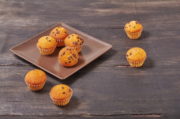 Deliciosos mini muffins con sabor a chocolate para el desayuno.