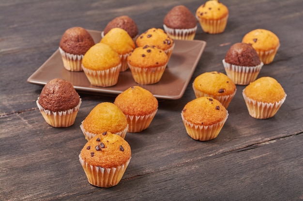 Deliciosos mini muffins con sabor a chocolate para el desayuno.