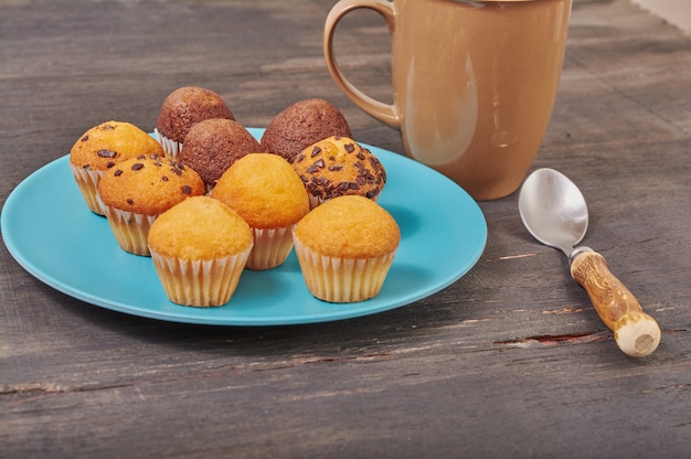 Deliciosos mini muffins con sabor a chocolate para el desayuno.