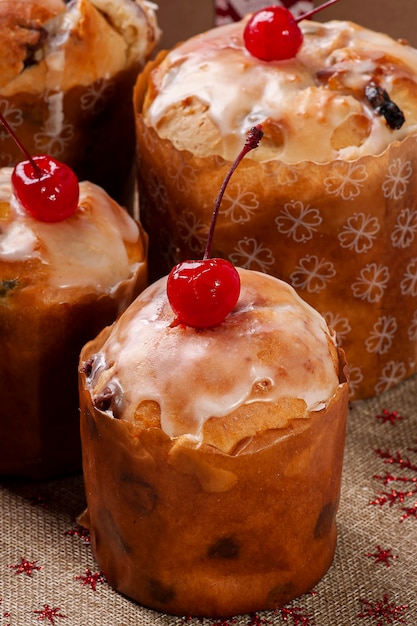 Deliciosos mini panetones caseiros de Natal com frutas e nozes