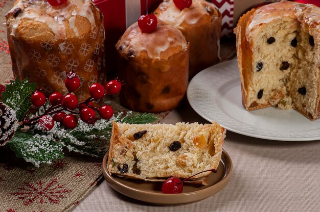 Deliciosos mini panetones caseiros de Natal com frutas e nozes