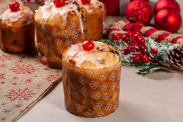 Deliciosos mini panettones caseros navideños con frutas y nueces