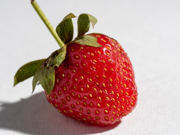 Deliciosos morangos naturais em um fundo branco. comida saudável