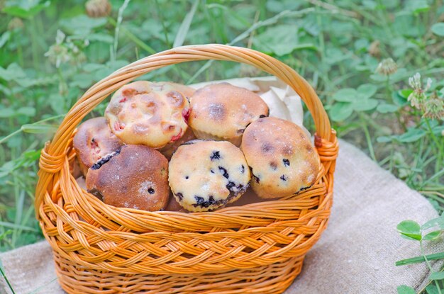 Deliciosos muffins de arándanos caseros con frutos rojos.