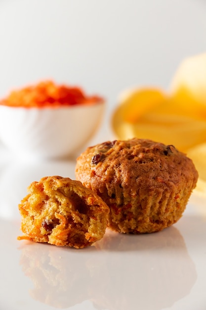 Deliciosos muffins de calabaza sobre un fondo blanco Tortas de verduras caseras para una dieta saludable