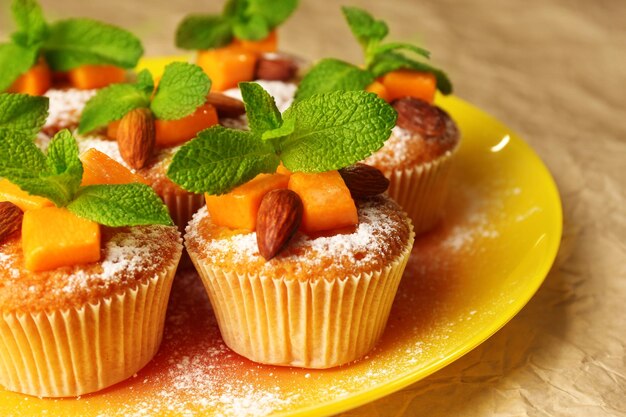 Deliciosos muffins de calabaza sobre papel marrón