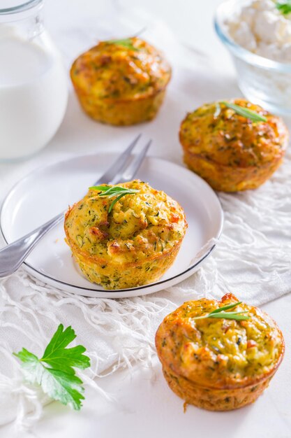 Deliciosos muffins caseros de calabacín con queso feta