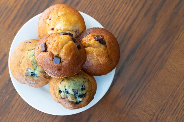 Deliciosos muffins caseros servidos y listos para comer