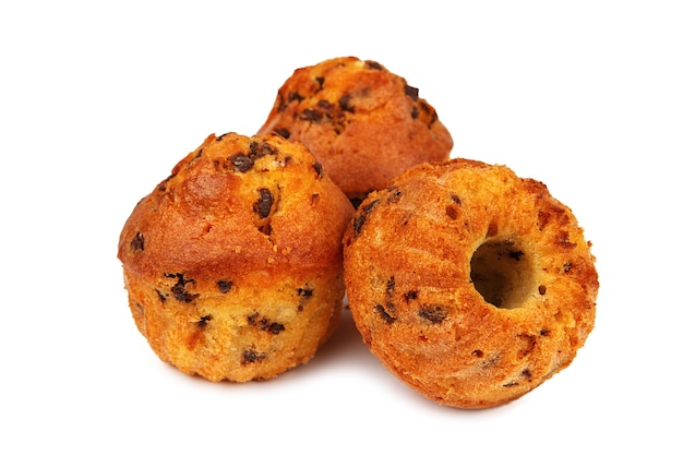 Deliciosos muffins con chispas de chocolate aislado