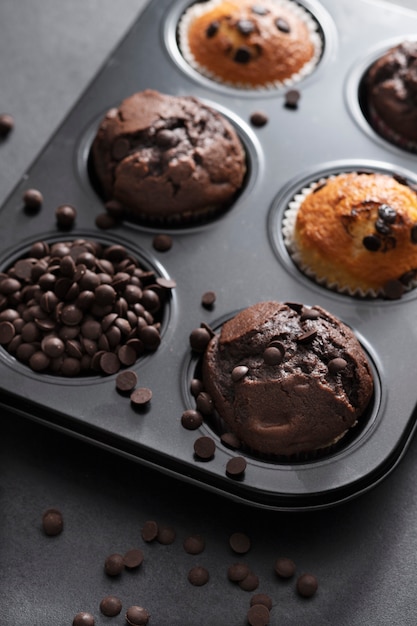 Foto deliciosos muffins de chispas de chocolate de alto ángulo