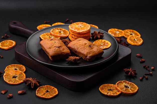 Deliciosos muffins de chocolate e fatias redondas secas de tangerina