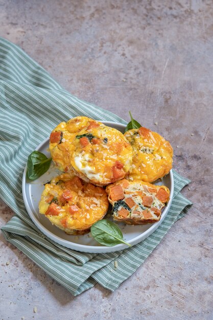 Deliciosos muffins de ovo com batata doce, espinafre e cebola