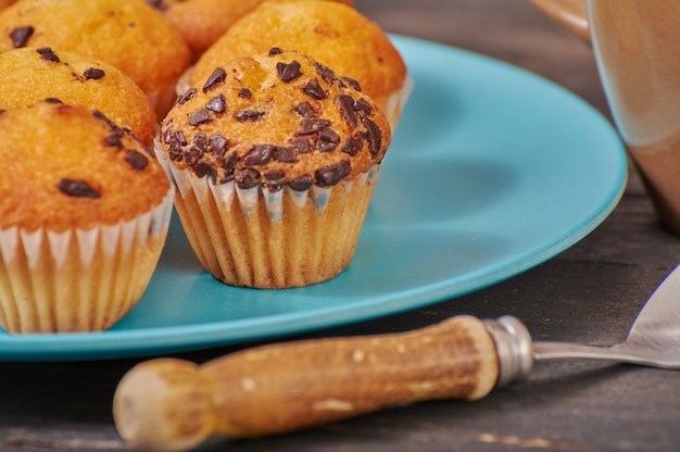 Deliciosos muffins de sabor de chocolate mini no café da manhã