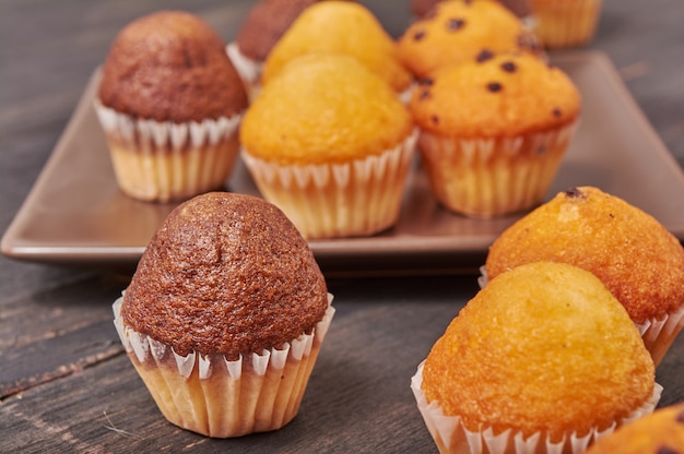 Deliciosos muffins de sabor de chocolate mini no café da manhã