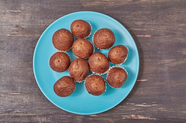 Deliciosos muffins de sabor de chocolate mini no café da manhã