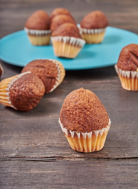 Deliciosos muffins de sabor de chocolate mini no café da manhã