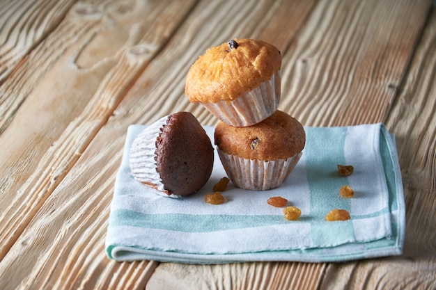 Deliciosos muffins dispuestos en patrón sobre fondo de textura ligera