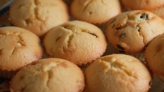 Foto deliciosos muffins dorados preparados para una cena familiar están en un plato closeup