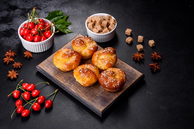 Deliciosos muffins de harina de arroz frescos con cerezas sobre un fondo de hormigón Pasteles caseros