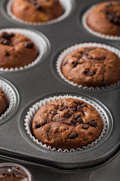 Deliciosos muffins horneados en una bandeja