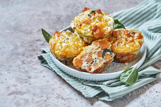 Deliciosos muffins de huevo con espinacas de boniato y cebolla