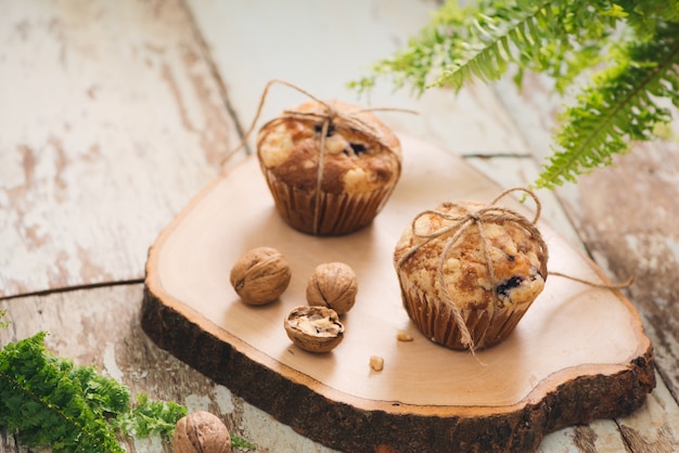 Deliciosos muffins de nueces caseros en la mesa. Pasteles dulces