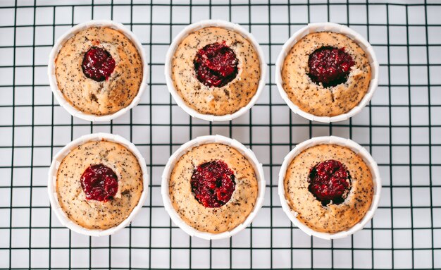 Deliciosos muffins recién horneados apetitosos en la cocina de cerca