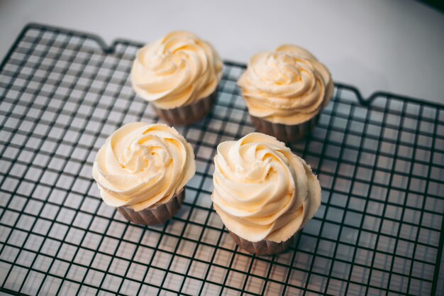 Deliciosos muffins recién horneados apetitosos en la cocina de cerca