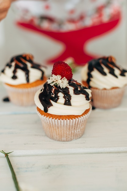 Deliciosos muffins saborosos decorados com framboesas e sagacidade