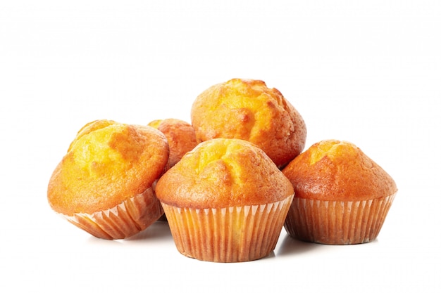 Deliciosos muffins sabrosos aislados en blanco