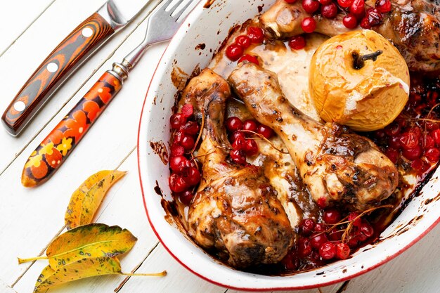 Deliciosos muslos de pollo al horno con bayas de otoño, muslos de pollo con viburnum